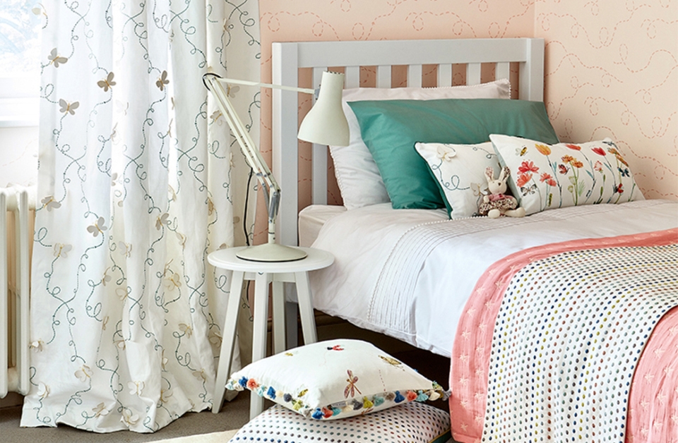 Kids bedroom with bed and curtain hanging - fabric Villa Nova Picture Book Yuval Zommer Flutter