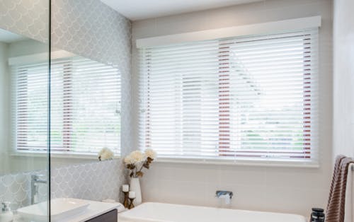 Bathroom with Russells Venetian Blinds on window with bath in front