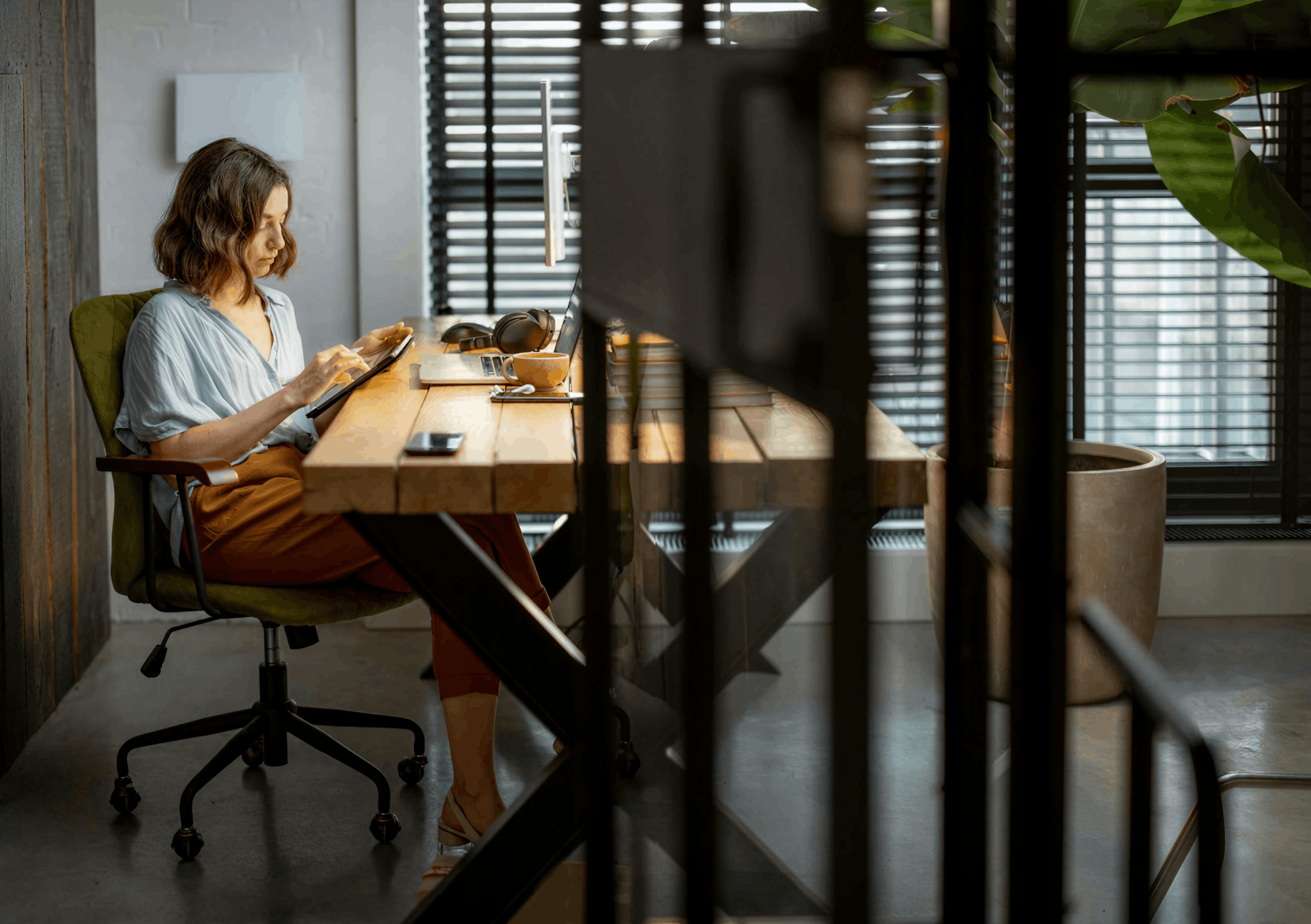 woman-working-desk